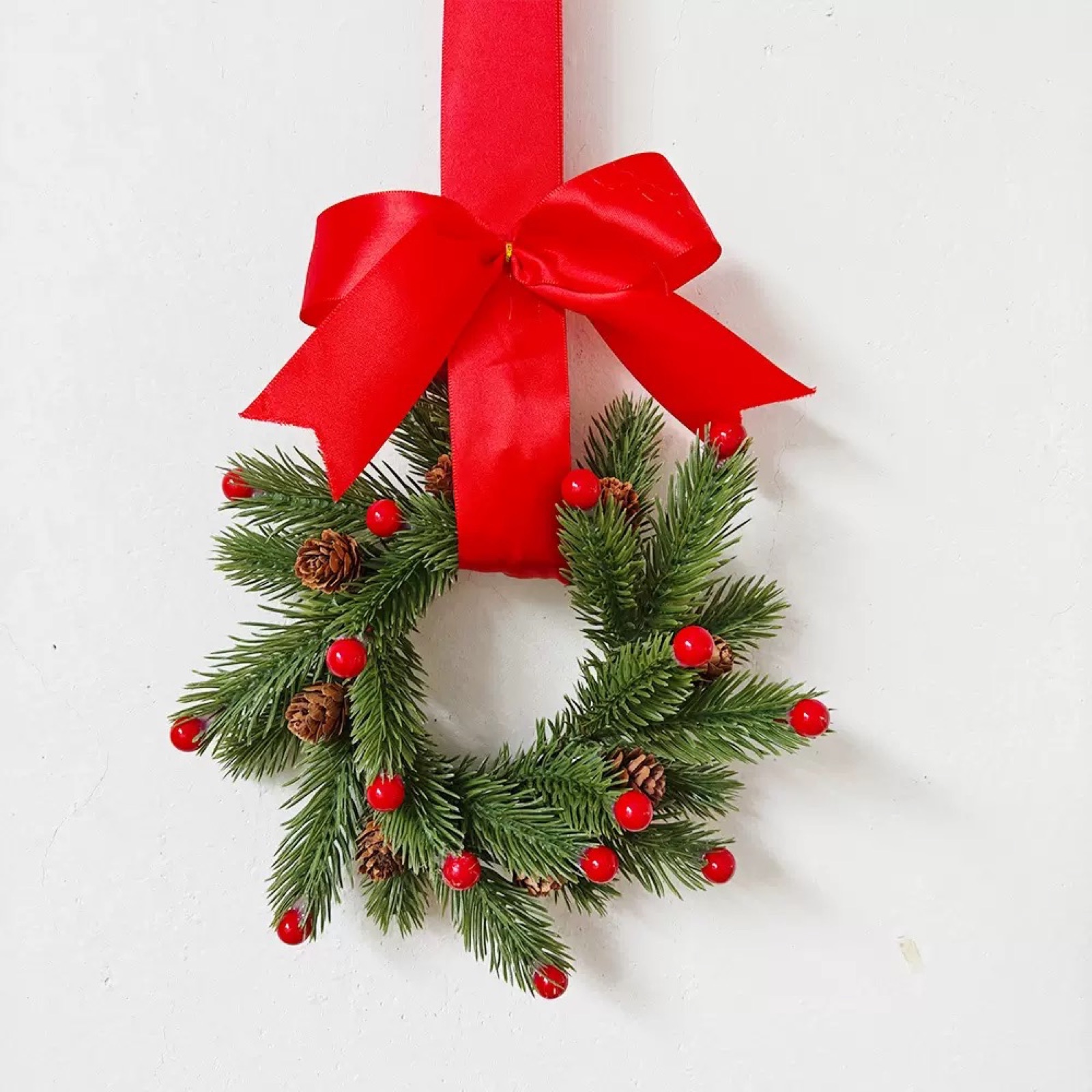 Christmas mini wreath with red bow